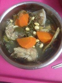 美味的胡萝卜菜干爆鸡汤做法图解6)