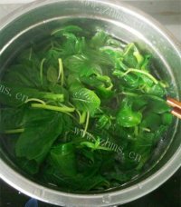 香喷喷的凉拌菠菜做法图解2)