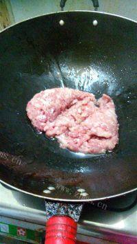 毛豆炒肉末做法图解4)