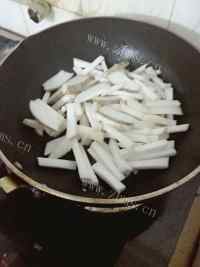 家常菜杏鲍菇炒肉丝做法图解3)