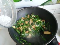 家常菜韭菜炒豆干做法图解9)