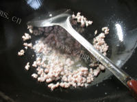 家常肉末茄子炒土豆做法图解5)