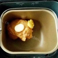 自制胡萝卜餐包做法图解3)