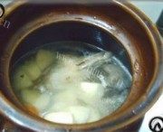 土豆红萝卜鹅杂汤做法图解2)