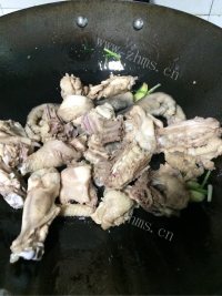 百吃不厌的栗子烧鸡做法图解5)