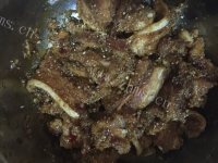 美味的红薯粉蒸肉做法图解5)