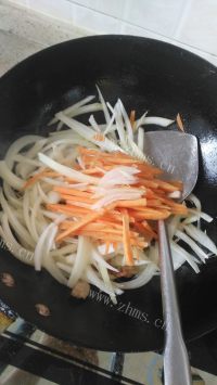 家常菜胡萝卜炒洋葱做法图解3)