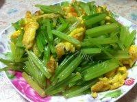 软嫩的芹菜炒鸡蛋做法图解9)