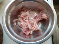 家常菜毛豆炒肉丝做法图解2)