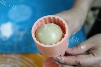 自制广式蛋黄月饼做法图解10)