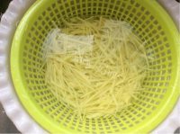 喷香的青椒土豆丝做法图解1)