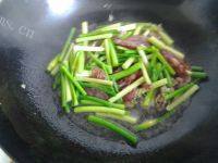 家常菜腊肠炒蒜苗做法图解4)