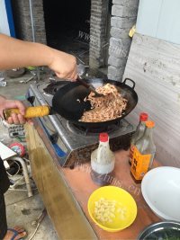 鲜美可口的河虾炒韭菜做法图解2)