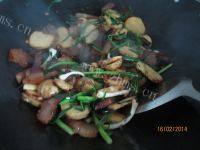 特别的慈菇炒腊肉做法图解15)