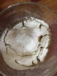 自制黑芝麻戚风蛋糕做法图解3)