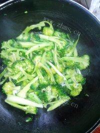 颜值高的番茄炒西兰花做法图解6)