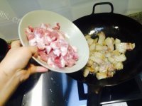 美味的板栗红烧肉做法图解5)