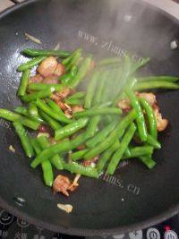 味道不错的四季豆炒肉做法图解7)