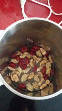 自制核桃豆浆做法图解6)