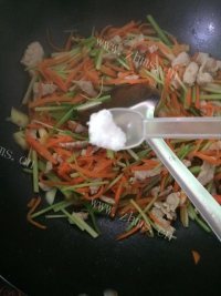 家常菜芹菜胡萝卜炒肉做法图解10)