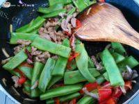 让人怀念的扁豆炒肉做法图解9)