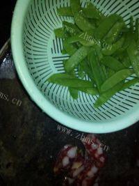 诱人的香肠炒荷兰豆做法图解2)