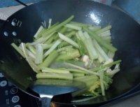 家常菜芹菜炒肉片做法图解4)