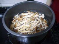 家常菜茶树菇烧五花肉做法图解1)