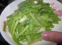 妈妈教我做芹菜炒肉做法图解5)