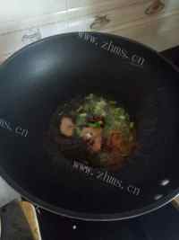 色泽鲜亮的鸡肉炖粉条做法图解6)