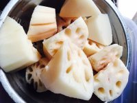 美味的莲藕花生猪骨汤做法图解2)