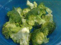 十分诱人的西兰花炒肉片做法图解1)