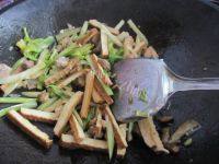 「念念不忘」芹菜炒香干做法图解10)