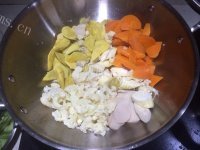 色香味俱全的海鲜汁焖锅做法图解4)