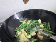 美味的豆角炖土豆做法图解9)