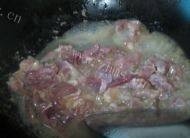 美味的蚝油肉片淋苦瓜