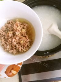 热腾腾的皮蛋瘦肉粥做法图解8)
