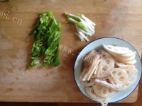 家常菜青椒藕片做法图解1)