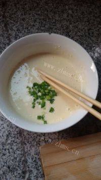 香味四溢的葱花蛋饼做法图解3)