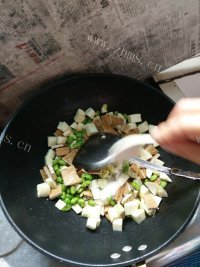 营养丰富的炒三丁做法图解4)
