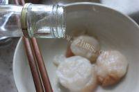 让人怀念的蒜蓉粉丝蒸扇贝做法图解6)