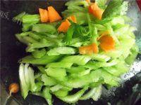 诱人的清炒芹菜做法图解1)