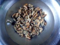 美味的鸡蛋淡菜干烩面做法图解1)