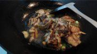 家常菜五花肉炖白菜做法图解7)