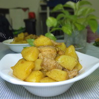 家常菜五花肉焖土豆
