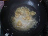 「DIY」鲜虾云吞面做法图解11)