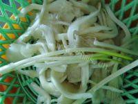 平菇肉片汤做法图解1)