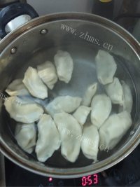 美味营养的韭菜鸡蛋馅水饺做法图解8)