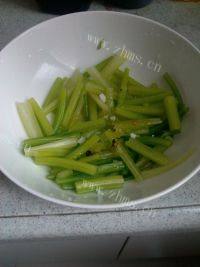 下酒菜芹菜拌花生做法图解4)