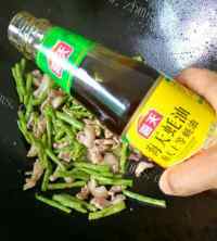 美味营养的豆角炒肉做法图解9)